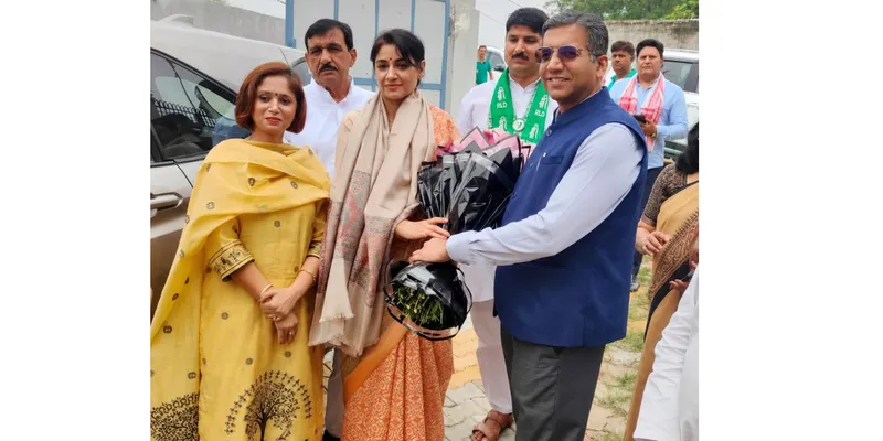 Charu Singh Hoists National Flag at Baghpat Centre of Excellence for Design and Fashion Technology